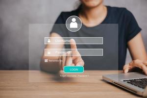 femme travail sur portable ordinateur avec s'identifier et mot de passe sur écran afficher, cyber Sécurité concept, Les données protection et sécurisé l'Internet accès. photo