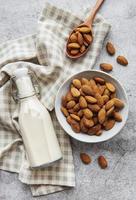 lait d'amande et amandes photo