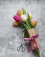 tulipes de printemps sur fond de béton