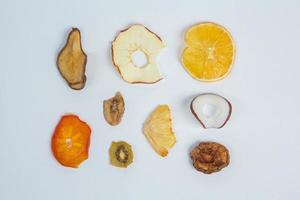 séché des fruits isolé sur blanc Contexte. en bonne santé en mangeant concept. Haut voir. en bonne santé végétarien nourriture concept. séché fruit puces. photo