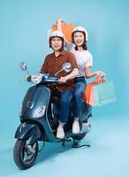 Jeune asiatique couple balade scooter sur Contexte photo