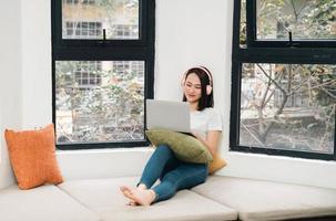 image de jeune femme asiatique à la maison photo