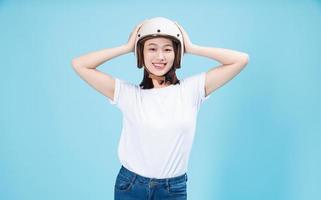 Jeune asiatique femme portant casque sur Contexte photo