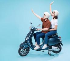 Jeune asiatique couple balade scooter sur Contexte photo