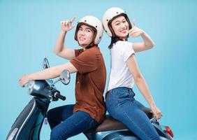 Jeune asiatique couple balade scooter sur Contexte photo