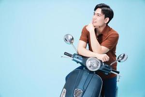 image de jeune asiatique homme sur moto photo