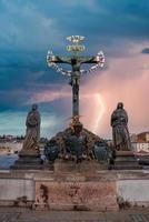 crucifix sur piétons seulement Charles pont photo