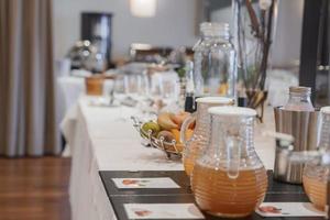 boisson dans cruche par Frais des fruits sur table dans luxe Hôtel photo