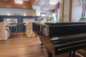 grandiose piano dans illuminé restaurant de luxe Hôtel photo