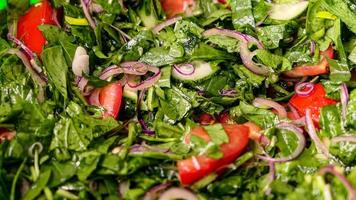 salade avec salade et une variété de Frais des légumes photo
