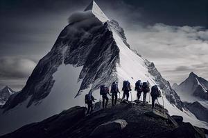 groupe de les alpinistes. plusieurs haute alpin grimpeurs dans de face de une gigantesque Montagne photo