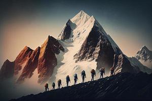 groupe de les alpinistes. plusieurs haute alpin grimpeurs dans de face de une gigantesque Montagne photo