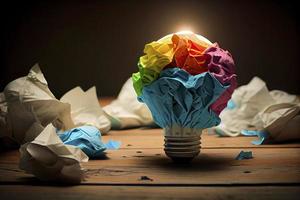 génial idée concept avec froissé coloré papier et lumière ampoule sur en bois table photo