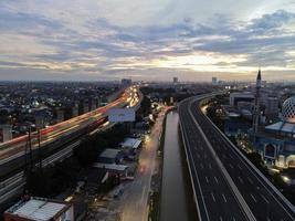 Bekasi, Indonésie 2021- vue aérienne de l'intersection de l'autoroute et des bâtiments de la ville de bekasi photo