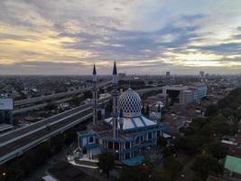 Bekasi, Indonésie 2021- Vue panoramique de la mosquée du centre al-azhar photo
