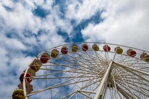 ferris roue sur une champ de foire avec une vue de au dessous de photo