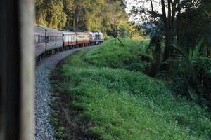 ferme avec Soleil rayon fenêtre vue de train sur courbe photo