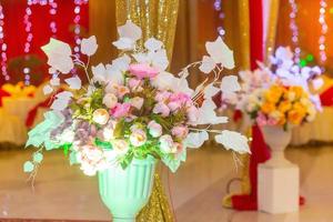 coloré lumière boîte avec papier fleurs mariage décoration dans traditionnel mariage dans Bangladesh. photo