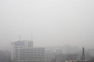 hiver après midi aérien vues de Dhaka ville. lourd brumeux hiver traverser de le ville de dacca. photo