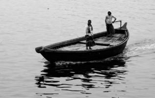 bangladesh janvier 06, 2014 bateliers porter les passagers dans brumeux hiver après midi sur rivière buriganga. photo