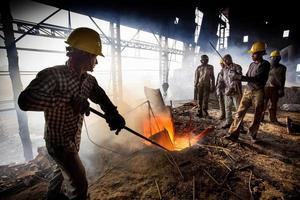 bangladesh mai 19, 2015 explosion fourneau dans le fondre acier travaux, risqué ouvriers dans acier FA photo