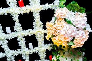 mariage étape avec artificiel bougies et fleurs décoration. photo