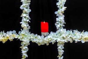 mariage étape avec artificiel bougies et fleurs décoration. photo