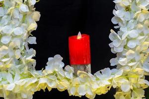 mariage étape avec artificiel bougies et fleurs décoration. photo