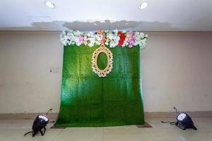 vert artificiel herbe basé mariage étape avec artificiel coloré papier fleur décoration. photo
