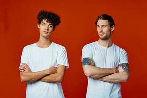 deux copains dans blanc t-shirts construction équipes il émotions rouge Contexte photo