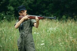 femme en portant une arme visée chasse Frais air vert salopette photo