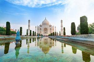 Vue avant du Taj Mahal reflétée sur la piscine de réflexion à Agra, Uttar Pradesh, Inde