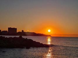 pittoresque lever du soleil sur le plage dans le Espagnol ville de alicante photo