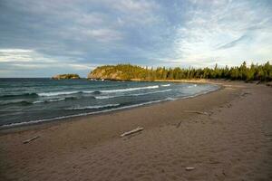 lever du soleil à fer à cheval plage à pukaskwa nationale parc photo