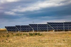 paysage avec écologique solaire panneaux à l'extérieur le ville sur une journée photo