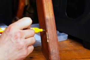 Restauration et réparation de gros plan de meubles en bois photo