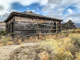 un abandonné ferme bâtiment dans le vallée photo