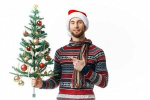 de bonne humeur homme dans une Père Noël chapeau Noël décorations vacances Nouveau année isolé Contexte photo