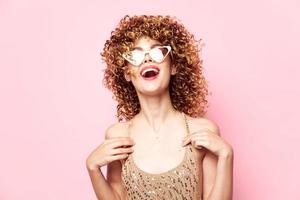 Dame des lunettes avec blanc jantes rire joie fête mode vêtements rose Contexte copie espace photo