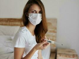 femme portant médical masque thermomètre santé vérifier mécontent faciale expression photo