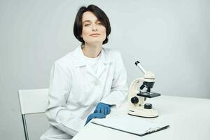 femme scientifique laboratoire science recherche microscope photo