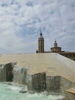 Fontaine dans le vieux ville de Saragosse contre une bleu ciel Contexte photo