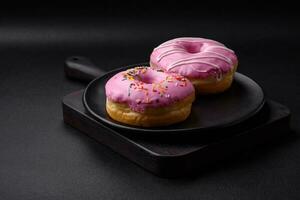 délicieux Donut avec crème remplissage et des noisettes sur une foncé béton Contexte photo