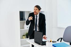 homme dans une costume dans le Bureau avec les documents les technologies photo