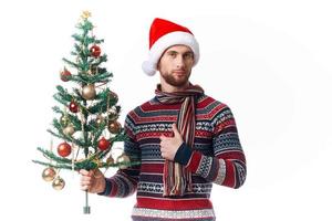 Beau homme dans Nouveau années vêtements décoration Noël isolé Contexte photo