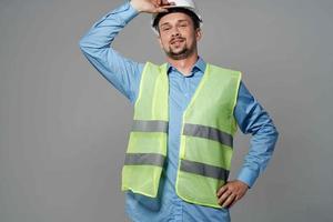 homme dans construction uniforme professionnel emploi isolé Contexte photo