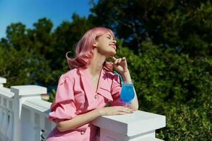 portrait de magnifique femme bonheur vacances ensoleillé été cocktail en buvant de l'alcool photo