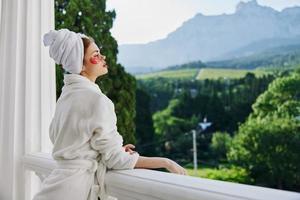 portrait femme des stands sur le balcon de le Hôtel inchangé photo