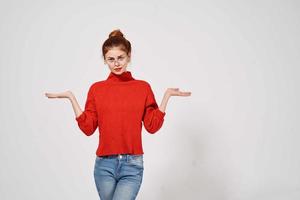 portrait de une femme rouge lèvres attrayant Regardez studio amusement modèle photo