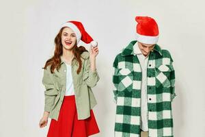 gars dans rouge chapeau et content femme Noël Nouveau année vacances photo